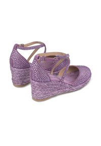Sandali wedge viola con decorazioni in strass, base in espadrilles di paglia intrecciata e cinturini incrociati alla caviglia, caratterizzati da una morbida texture in suede.