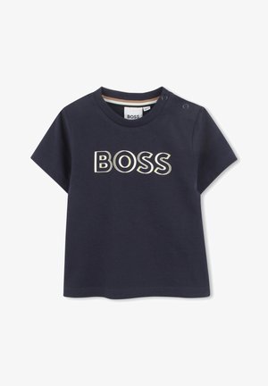 Námornícky modré tričko s krátkym rukávom vyrobené z bavlny, s veľkým logom "BOSS" v krémovej farbe. Vrecka na ramene má patentky.