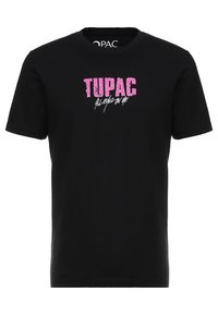 Černé bavlněné tričko s výrazným růžovým grafickým textem "TUPAC" a "ALL EYEZ ON ME" v bílém kurzívě, kulatý výstřih, krátké rukávy.