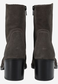 Bottines en suède gris avec un bout arrondi, dotées d'une fermeture éclair sur le côté extérieur et d'un talon noir empilé.