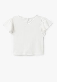 Top corto blanco con textura acanalada, mangas cortas y flotantes, escote redondo y cierre de botón en la parte posterior. Textura suave con un diseño sutil.