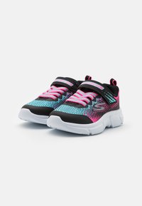 Des chaussures de sport noires, bleues et roses avec une tige en maille, un motif texturé, une semelle blanche et des lacets contrastants. Une sangle en Velcro pour un ajustement sûr.