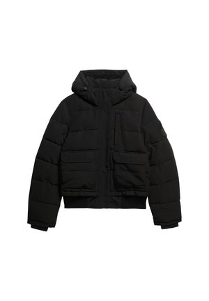 Zwarte pufferjack met een cropped ontwerp, voorzien van een capuchon, twee zakken aan de voorkant en een ritssluiting. Gemarmerde stof met gestikte panelen.