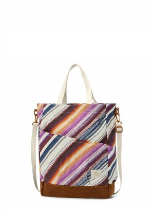 Sac fourre-tout texturé avec des rayures diagonales multicolores, doté d'un bas marron, d'une bandoulière réglable et d'un détail de poche avant.
