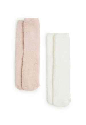 Due morbidi e pelosi cerchietti: uno di colore rosa chiaro e l'altro bianco, caratterizzati da un design semplice e liscio e una texture spessa e soffice.