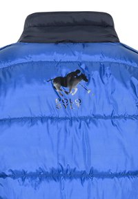Blauer Puffer-Jacke mit einem marineblauen Kragen. Auf dem Rücken befindet sich ein schwarzes Polo-Spieler-Logo und "POLO SYLT" in silberner Schrift. Glatte, glänzende Textur.