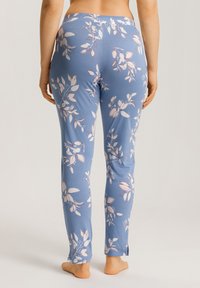 Pantalones de pijama de algodón azul con un patrón floral, que presenta hojas en blanco y rosa, cinturilla elástica y aberturas en los laterales del dobladillo.