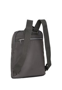 Szara torba nylonowa z regulowanym materiałowym paskiem, zapinaną na zamek kieszenią z przodu, gładką teksturą, prostokątnym kształtem i wzmocnionymi szwami.