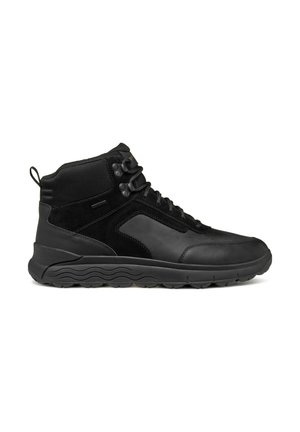 Bottines noires avec un upper texturé, comprenant des matériaux en daim et synthétiques. Elles possèdent des œillets ronds et une semelle rembourrée pour un confort optimal.