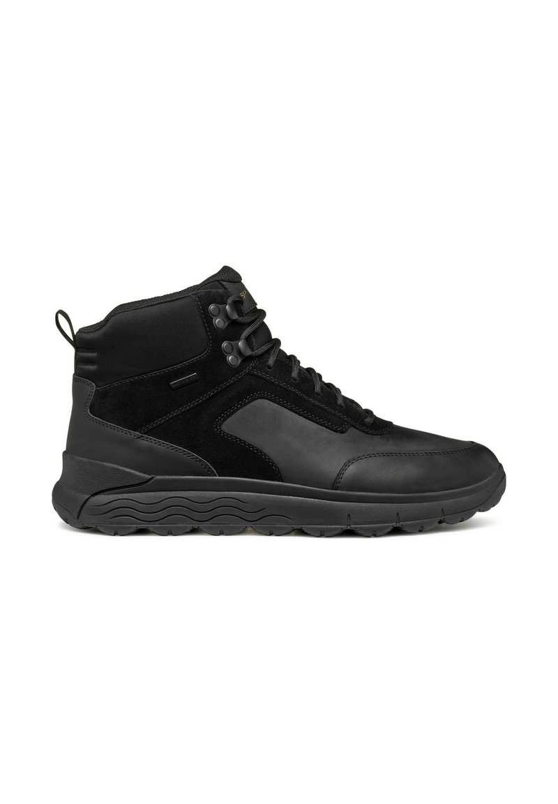 Scarpa alta nera con parte superiore testurizzata, realizzata in pelle scamosciata e materiali sintetici. Presenta occhielli circolari e una suola imbottita per il comfort.