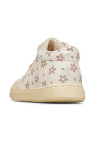 Sneaker beige a collo basso con stampa di fiori rosa, colletto imbottito e suola in gomma texturizzata, mostrato dal retro e da un angolo laterale leggermente inclinato.