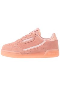 Sneaker in suede rosa con design low-top, caratterizzate da dettagli bianchi, fori decorativi e suola in gomma trasparente.