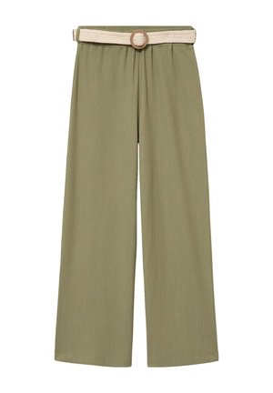 Pantalon ample vert olive en tissu texturé, avec une ceinture beige tissée et une boucle ronde à la taille.