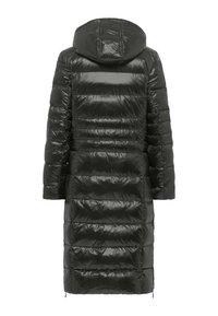 Czarna kurtka puchowa o błyszczącej, gładkiej fakturze. Charakteryzuje się poziomymi przeszyciami, kapturem oraz zamkami błyskawicznymi przy dolnym brzegu.