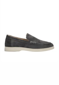 Szare zamszowe buty typu slip-on o gładkiej teksturze, jasnobeżowa gumowa podeszwa i dekoracyjne przeszycia na cholewce. Brak widocznych sznurówek.