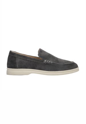 Szare zamszowe buty typu slip-on o gładkiej teksturze, jasnobeżowa gumowa podeszwa i dekoracyjne przeszycia na cholewce. Brak widocznych sznurówek.