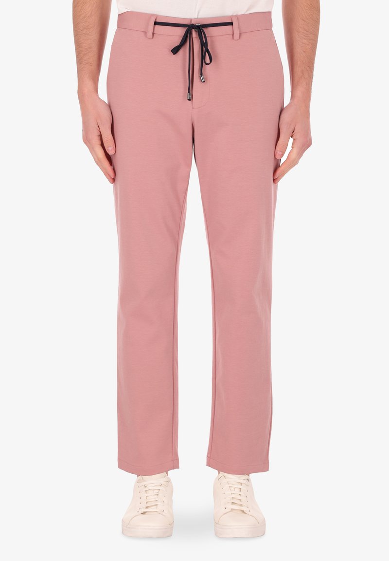 Pantaloni rosa chiaro realizzati in tessuto morbido con taglio dritto, cordino nero regolabile in vita e tasche laterali discrete.