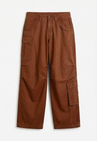 Καφέ cargo παντελόνι με ίσια γραμμή, κλείσιμο με κουμπί, πλαϊνές τσέπες με καπάκι και εμπρόσθιες λοξές τσέπες, απλωμένο σε λευκή επιφάνεια.