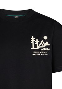 Černé bavlněné tričko s bílým grafickým designem znázorňujícím stromy, hory a slunce, spolu s textem "PETROLIND TIMBER-CREW MILWAUKEE."