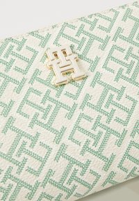 Tommy Hilfiger MONOPLAY WALLET - Punge - green