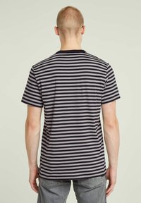 Koszulka w paski z granatowego i szarego materiału, krótki rękaw, okrągły dekolt i luźny krój. Wzór składa się z poziomych pasków.