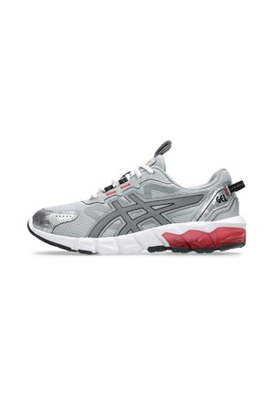 Jasnoszary sportowy sneaker z czarnymi paskami logo, białymi sznurówkami, czerwoną żelową amortyzacją w białej podeszwie oraz pętlami do ściągania na języku i pięcie.