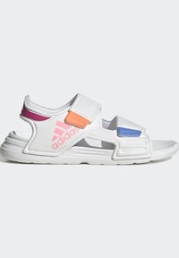 Sandali sportivi bianchi con fasce regolabili nei colori arancione, rosa e blu, suola imbottita e design con fori per la traspirabilità.