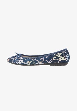 Ballerine bleu marine avec motif floral multicolore, bout arrondi, petit nœud décoratif et semelle en caoutchouc noire.