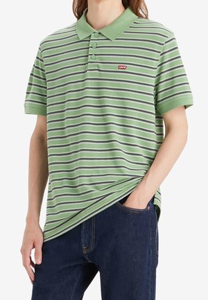 Grøn og grå stribet polo t-shirt med tre knapper og krave. Har et lille rødt Levi's logo på brystet. Stoffet er glat bomuld.