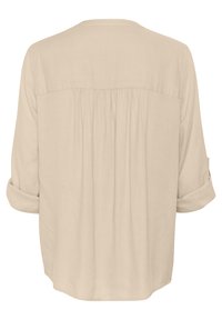 Helle beige, langärmlige Bluse mit rundem Ausschnitt, Rückenschlitzdetails und geknöpften Ärmeln, gefertigt aus einem weichen, glatten Stoff.