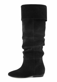 Botte en suède noire au-dessus du genou avec un design flou, présentant un bout arrondi et un talon bas et effilé. Texture lisse, sans matériel visible.