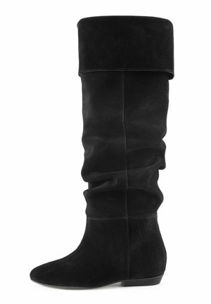 Schwarze Wildleder-Stiefel über dem Knie mit schluffigem Design, runder Spitze und einen niedrigen, verjüngten Absatz. Glatte Textur, keine sichtbaren Beschläge.