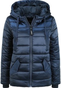 Chaqueta acolchada azul marino con capucha, cierre frontal con cremallera, puños elásticos y bolsillos laterales. Tejido brillante con costuras horizontales para añadir textura visual.