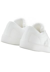 Sneaker bianche con tomaia in pelle liscia, suola in gomma texturizzata e un dettaglio in pelliccia sul retro. Include una marcatura a rilievo.