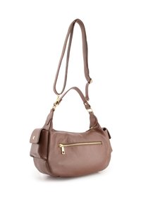 Braune Lederhandtasche mit strukturiertem Finish, einer Reißverschlusstasche auf der Vorderseite und einem abnehmbaren Schulterriemen. Sichtbare goldene Hardware-Akzente.