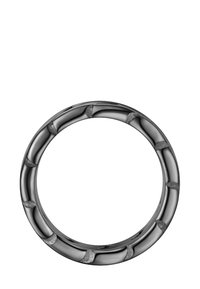 Svart ring med en slät yta och växlande strukturella detaljer, med en rund form och en polerad yta.