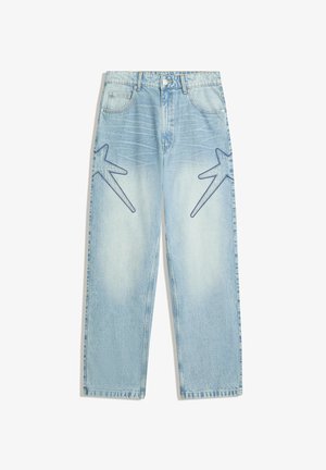 Lyseblå denimjeans med lige snit, udstyret med store stjernemønstre i mørkere blå foran, og en traditionel femlomme-stil.