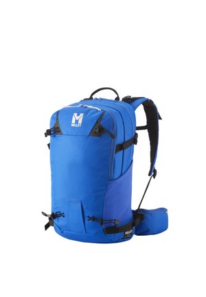 Sac à dos de randonnée Blue Millet avec plusieurs compartiments, bretelles réglables, poches latérales et ceinture de taille rembourrée sur fond blanc.