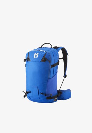 Sac à dos de randonnée Blue Millet avec plusieurs compartiments, bretelles réglables, poches latérales et ceinture de taille rembourrée sur fond blanc.