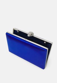 Blå satinväska med rektangulär form, silverfärgad metallram och en smyckad låsning med en detaljerad design på toppen.