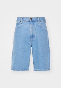 Ljusblå denimshorts med en avslappnad passform, som har fem fickor, knäppning med knapp och sömnadsdetaljer längs fållen.