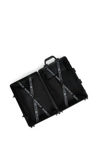 Fekete, kemény tokos bőrönd két rekesszel és belső pántokkal, amelyek "KARL" márkajelzéssel vannak ellátva. Sima felület és a tetején hordozófogantyú.