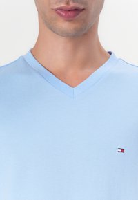 Tommy Hilfiger ESSENTIAL V NECK - Basic T-shirt - vessel blue