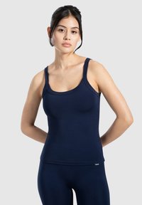 Marineblauw sporttanktop met brede banden en een ronde halslijn, gemaakt van een gladde, rekbare stof. Minimaal merklogo aan de zoom.