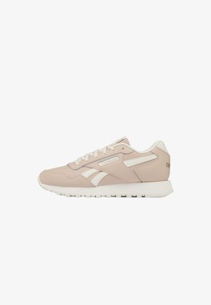 Beige Sport-Schuh mit einem glatten Leder-Obermaterial, weißen Akzenten, runder Zehenpartie und einer weißen Gummisohle. Verfügt über ein klassisches Schnürdesign und Branding.