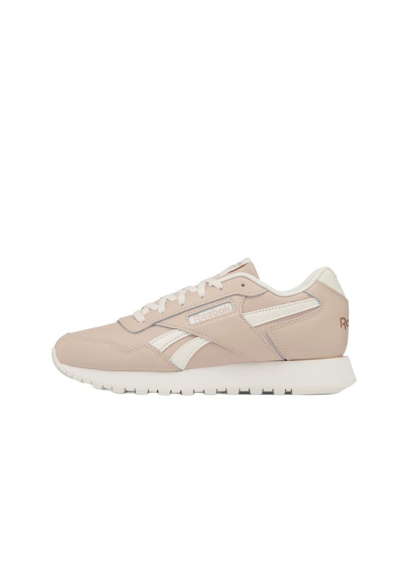 Beige Sport-Schuh mit einem glatten Leder-Obermaterial, weißen Akzenten, runder Zehenpartie und einer weißen Gummisohle. Verfügt über ein klassisches Schnürdesign und Branding.