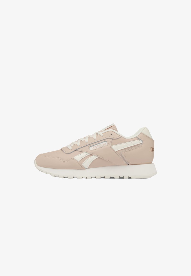 Beige Sport-Schuh mit einem glatten Leder-Obermaterial, weißen Akzenten, runder Zehenpartie und einer weißen Gummisohle. Verfügt über ein klassisches Schnürdesign und Branding.
