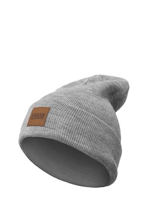 Bonnet en tricot gris avec un revers, comportant un patch en cuir carré marron embossé avec "URBAN CLASSICS" et une texture lisse.