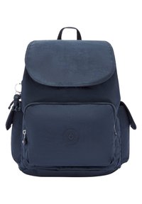 Mochila azul marino hecha de tejido duradero, con cierre de solapa, bolsillo frontal con cremallera y un pequeño llavero en forma de mono.