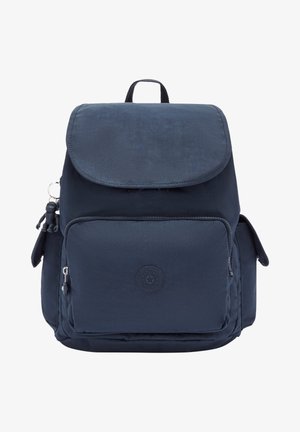 Marineblå rygsæk lavet af slidstærkt stof, med klaplukning, frontlynlås lomme og en lille nøglering pyntet som en abe.